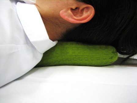 背中楽ちんまくらの使い方