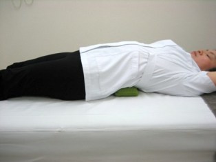 背中楽ちんまくらの使い方
